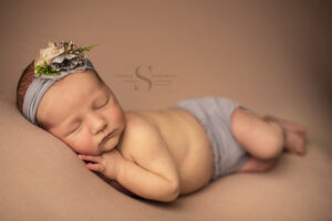 Read more about the article Oswego NY Newborn Photographer | Mauve’s Newborn Session