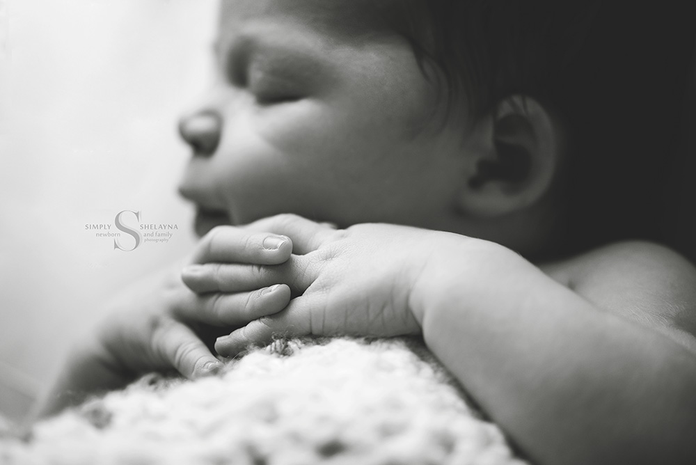 A black and white macro portrait of baby's hands with Simply Shelayna baby photography in CNY.