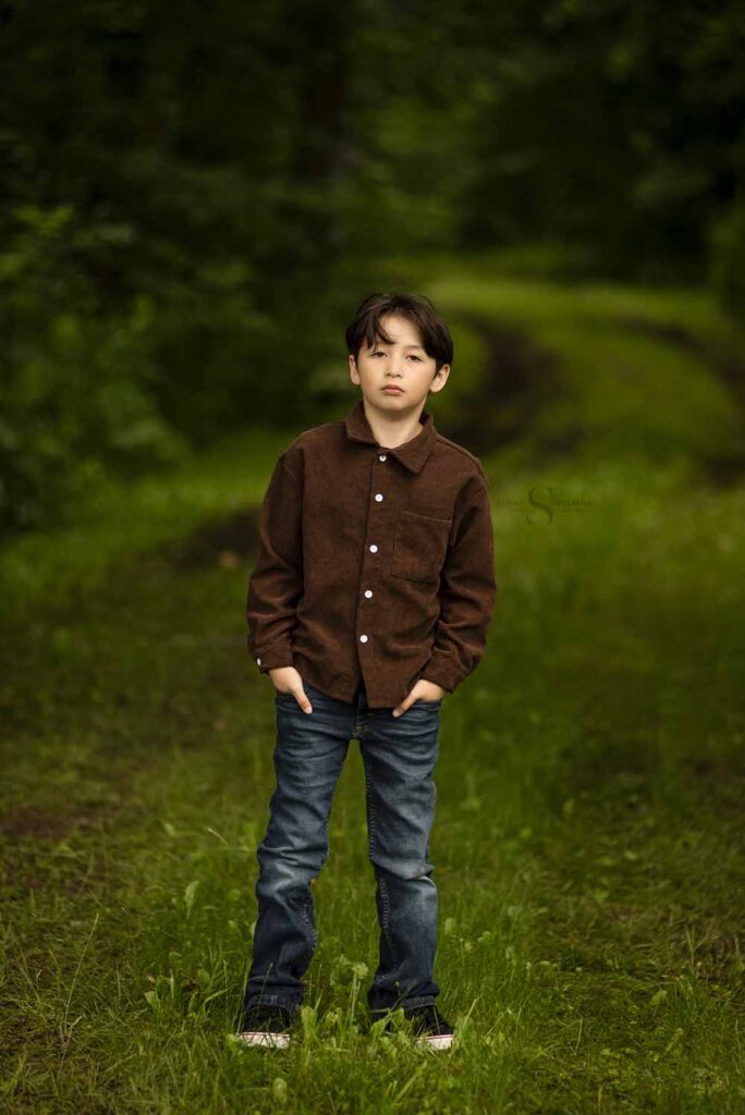 A preteen boy poses for a glamour shot with Simply Shelayna Family Photography in Syracuse NY